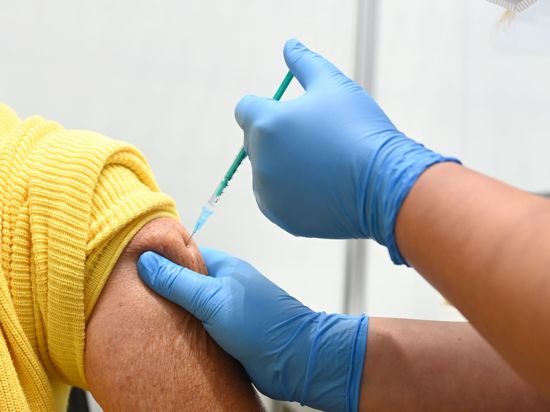 Eine Auffrischimpfung gegen das Coronavirus wird in einem Impfzentrum verabreicht.