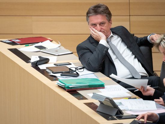 Baden-Württembergs Gesundheitsminister Manne Lucha (Grüne) nimmt an einer Landtagssitzung teil.