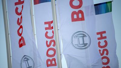 Fahnen mit dem Bosch-Logo wehen im Wind.