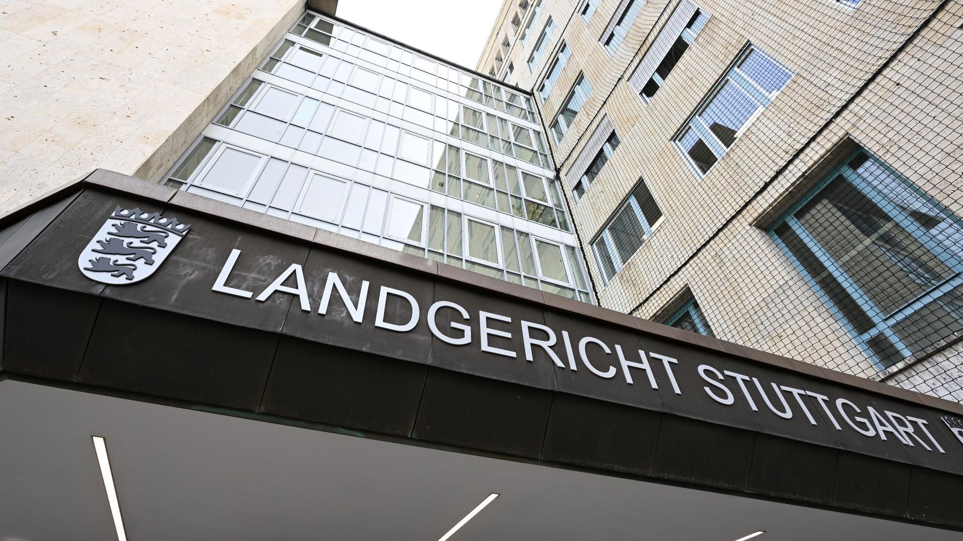 Der Schriftzug Landgericht Stuttgart ist am Eingang des Gebäudekomplexes angebracht.