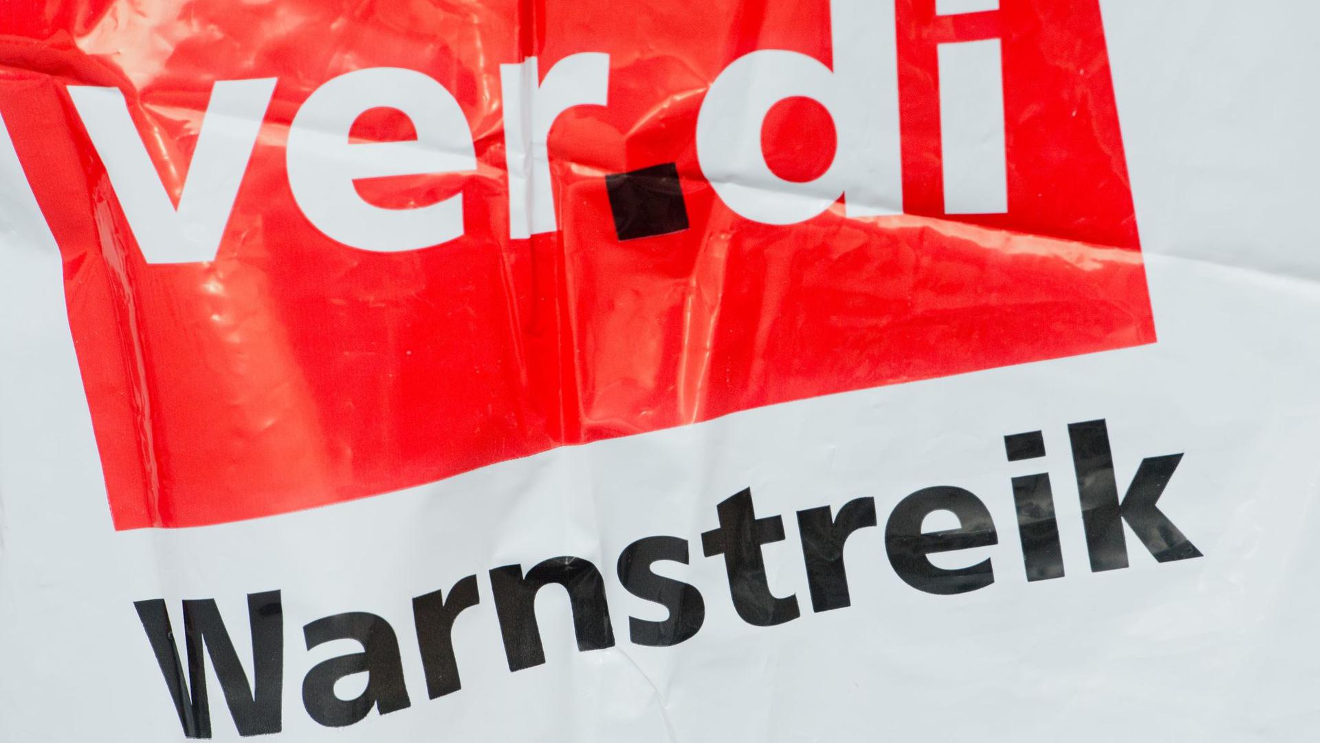 Eine Streikweste mit der Aufschrift „Warnstreik“ und dem Verdi-Logo.