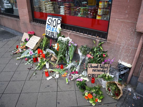 Blumen liegen an dem Ort, an dem ein Mann nach einer Polizeikontrolle gestorben ist.