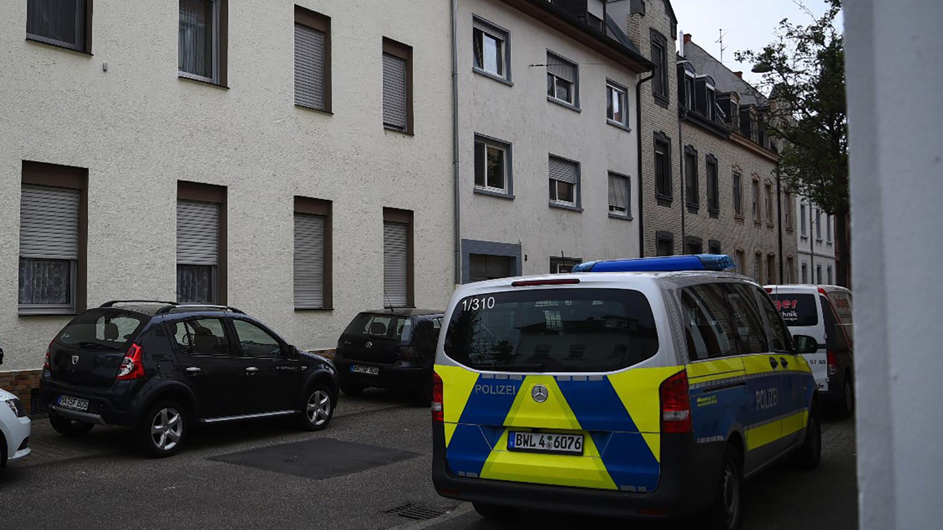 Ein Fahrzeug der Polizei steht in einer Straße im Stadtteil Waldhof.