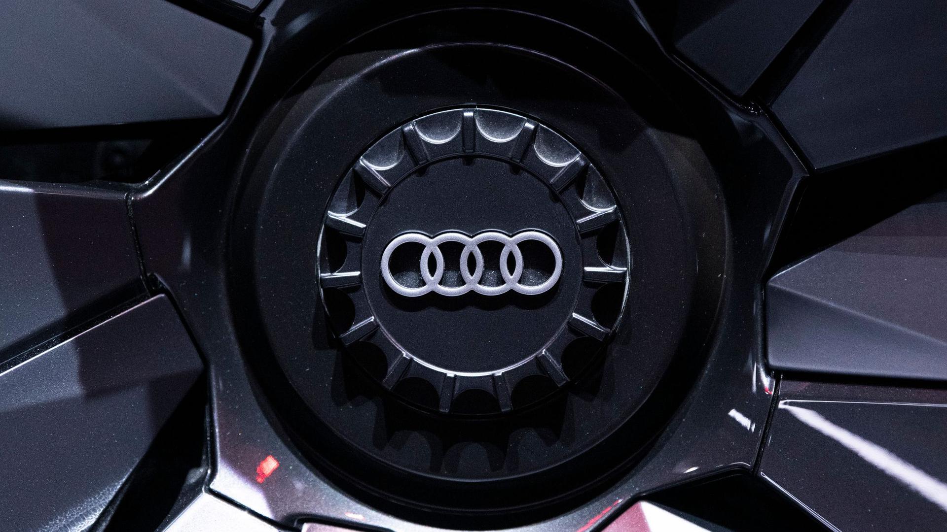 Das Audi-Logo ist auf einer Felge zu sehen.