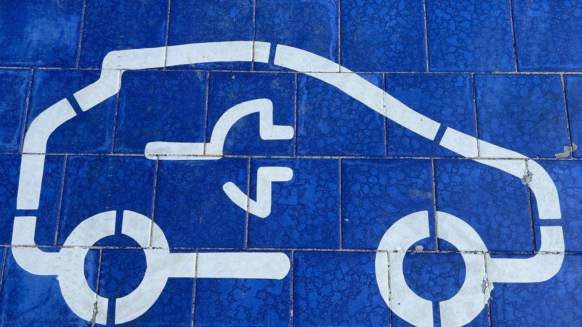 Ein Symbol für Elektro-Autos an einer Ladestation.