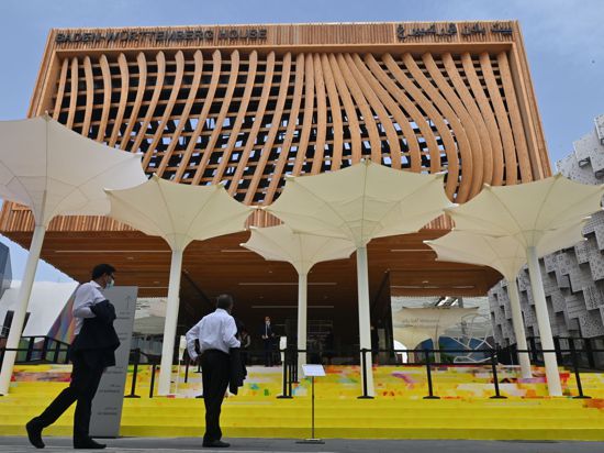Besucher gehen zum Pavillon von Baden-Württemberg auf der Expo in Dubai.
