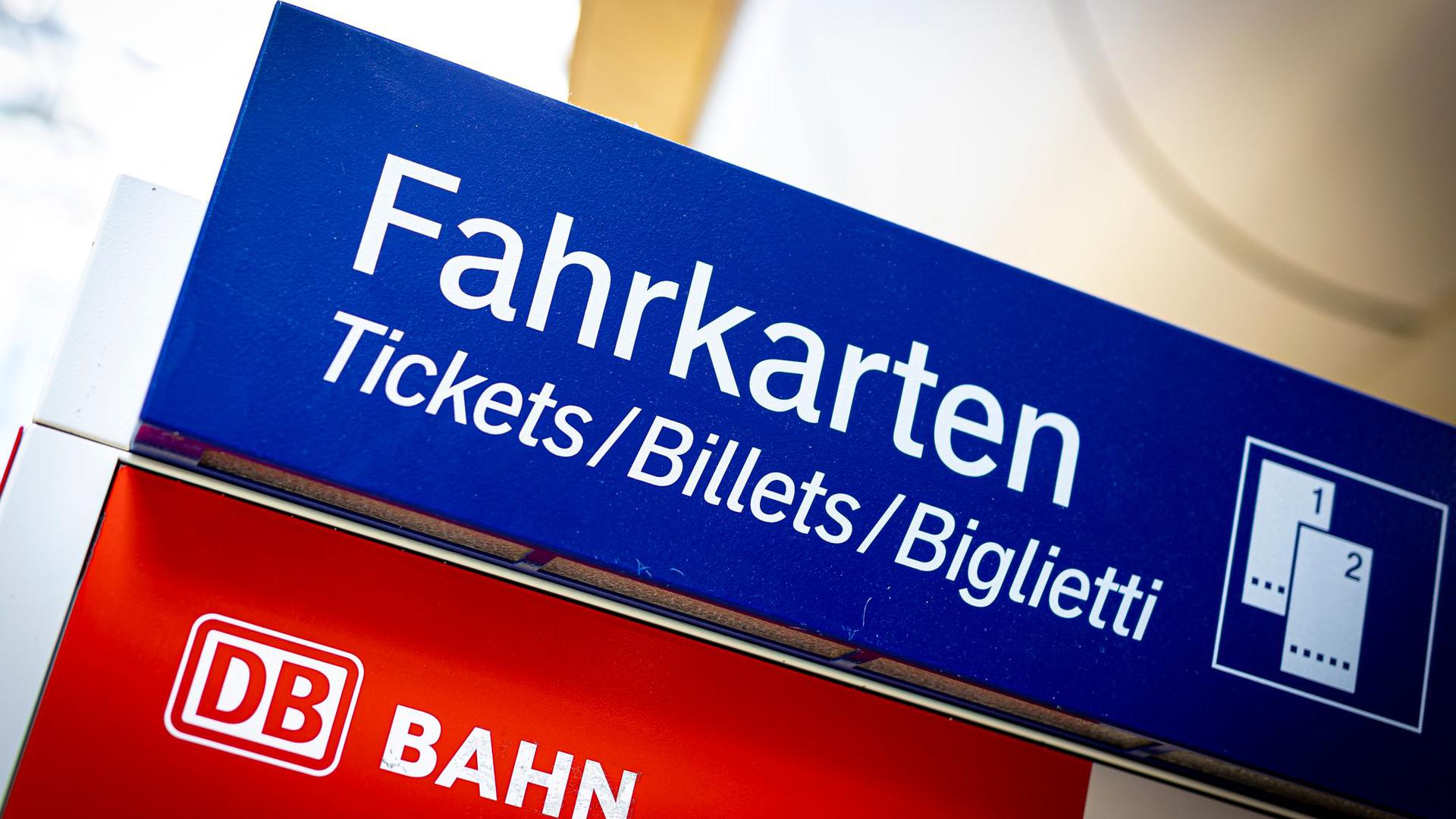 Ein Fahrkartenautomat der Deutschen Bahn steht im Hauptbahnhof.