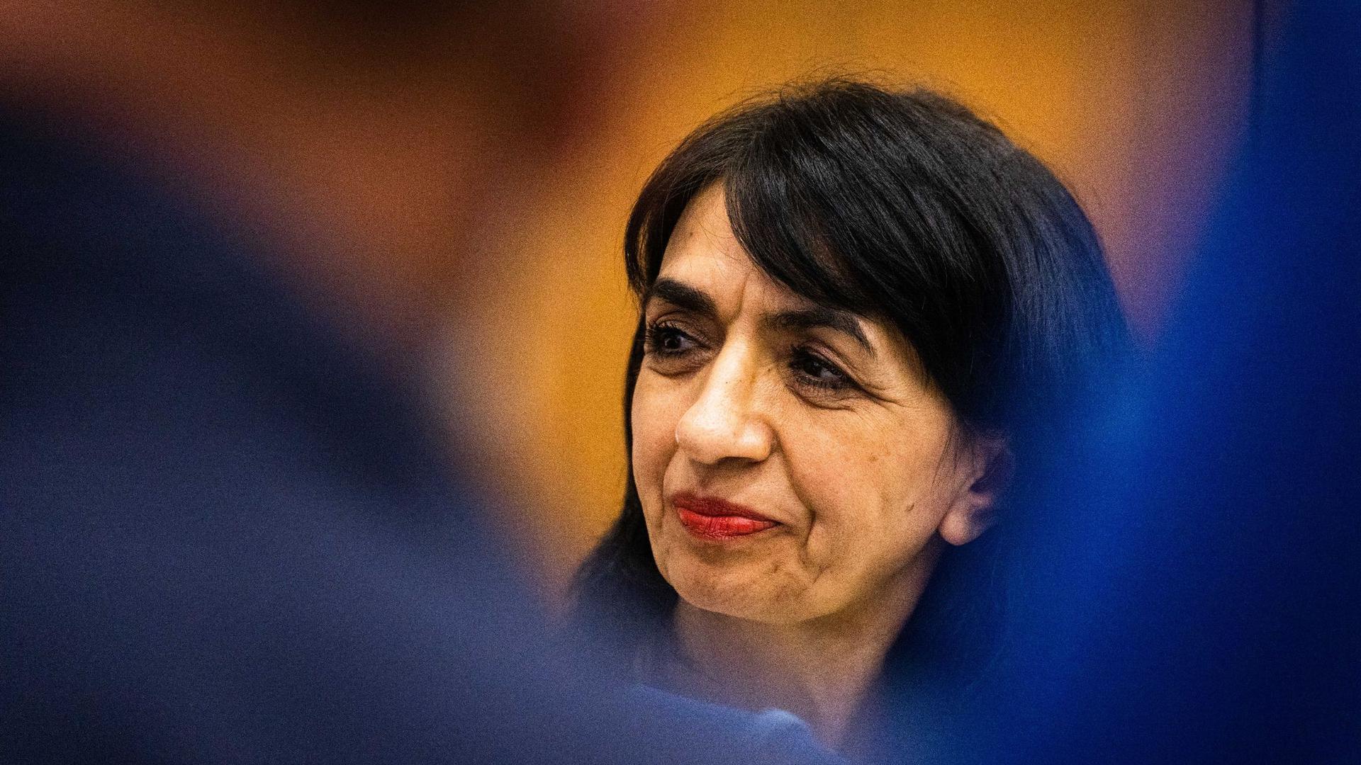 Muhterem Aras (Bündnis 90/Die Grünen), Landtagspräsidentin von Baden-Württemberg, steht im Rathaus.