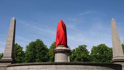 Ein Denkmal von Kaiser Wilhelm I. ist mit einem roten Tuch verhüllt.