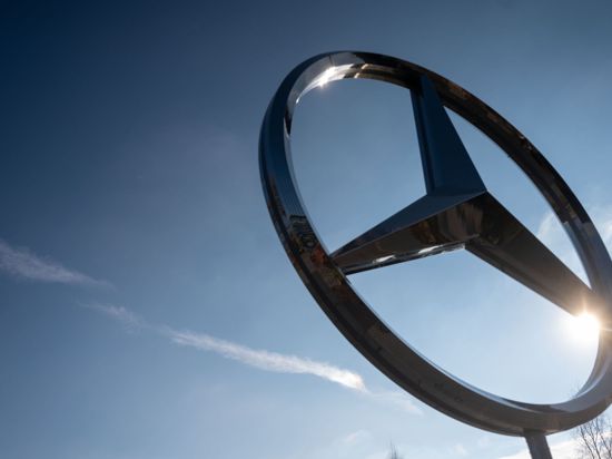Das Logo des Autoherstellers Mercedes-Benz.
