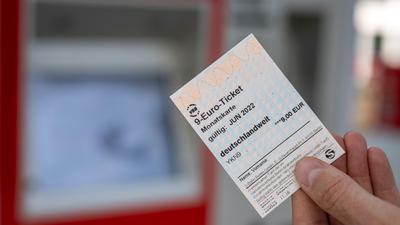 Ein 9-Euro-Ticket ist vor einem Fahrkartenautomaten zu sehen.