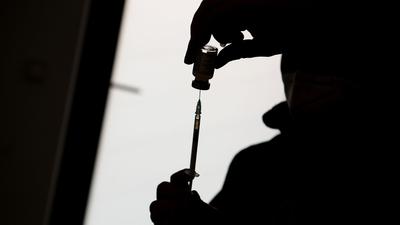 Ein medizinischer Mitarbeiter befüllt eine Spritze mit einem der Impfstoffe gegen das Coronavirus.