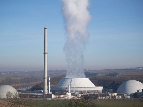 Dampf kommt aus dem Kühlturm (M) von Block 2 des Kernkraftwerks Neckarwestheim.