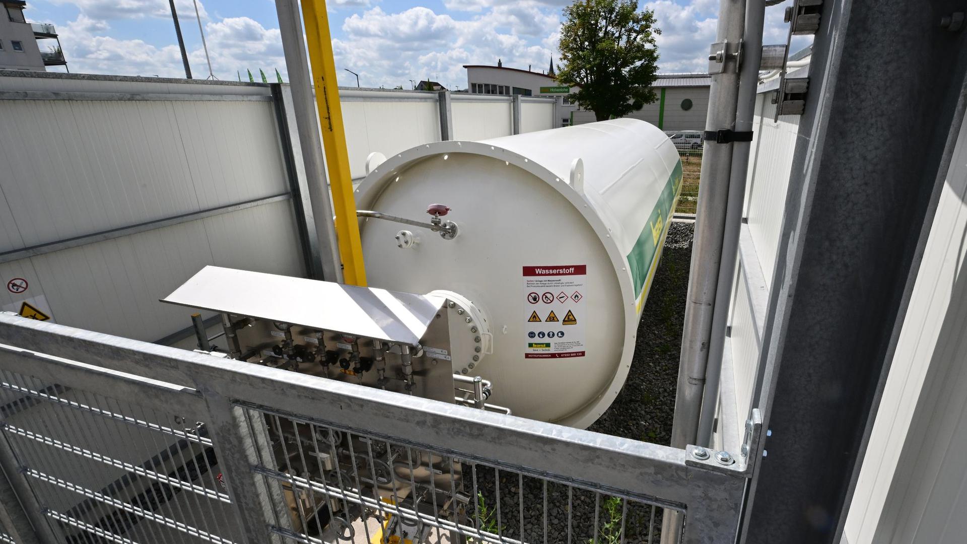 Ein Wasserstofftank steht vor einem Gas-Verteilzentrum: In Öhringen wird jetzt testweise bis zu 30 Prozent Wasserstoff dem Erdgasnetz beigemischt.