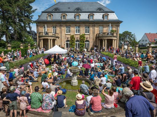 Die bayerische Band „LaBrassBanda“ spielt im Park der Villa Reitzenstein ein kostenloses Konzert für Besucher.
