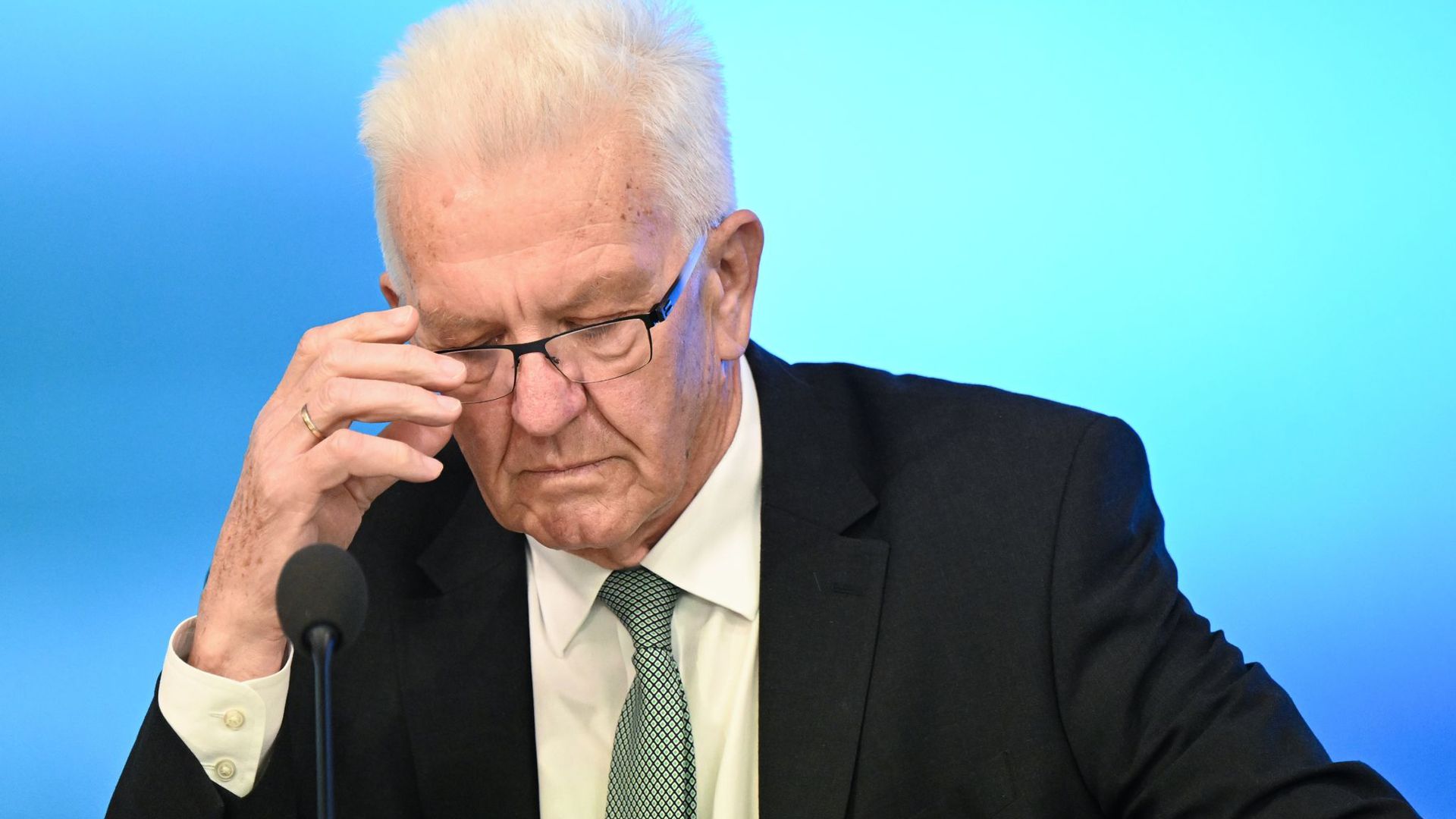 Winfried Kretschmann (Bündnis 90/Die Grünen), Ministerpräsident, nimmt an einer Pressekonferenz teil.
