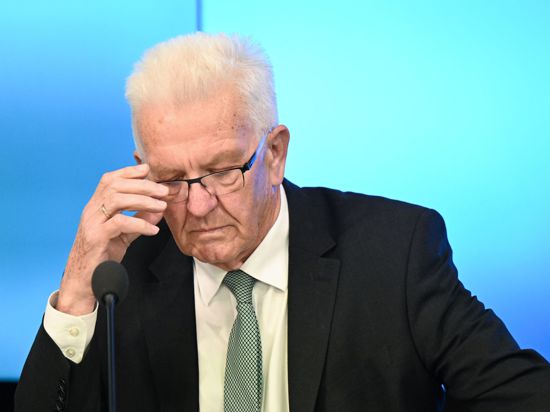 Winfried Kretschmann (Bündnis 90/Die Grünen), Ministerpräsident, nimmt an einer Pressekonferenz teil.
