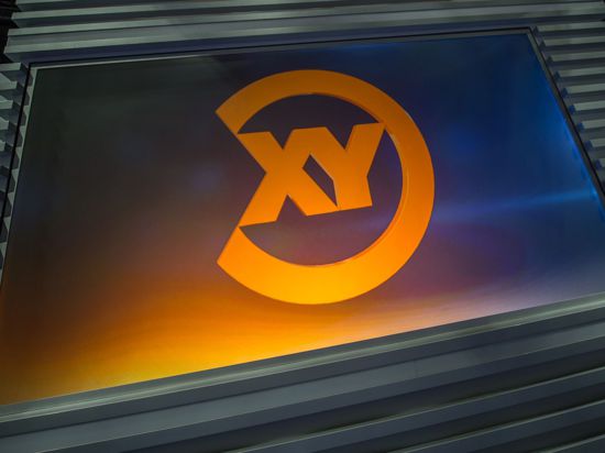 Blick auf das Logo der Sendung in einem Studio.
