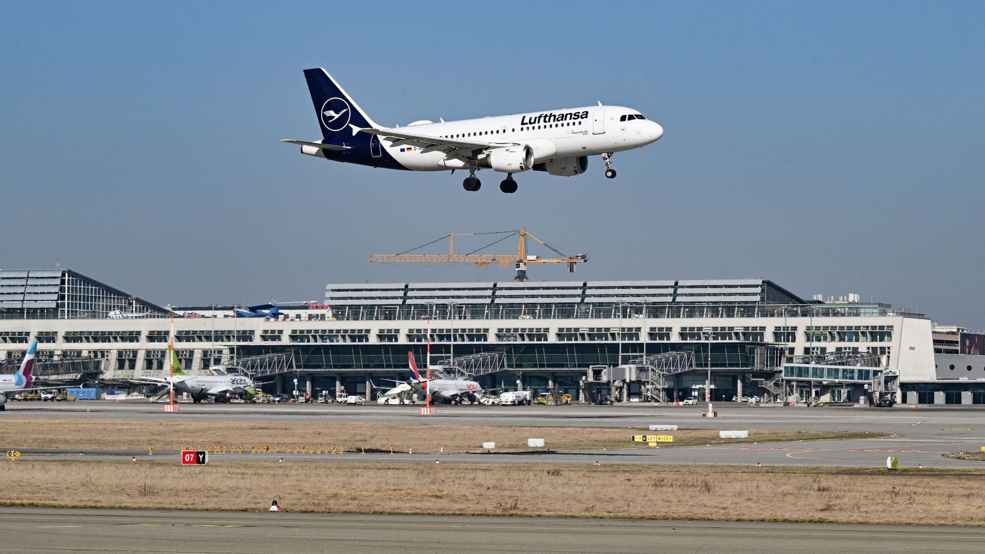Eine Maschine der Lufthansa landet auf dem Flughafen Stuttgart.