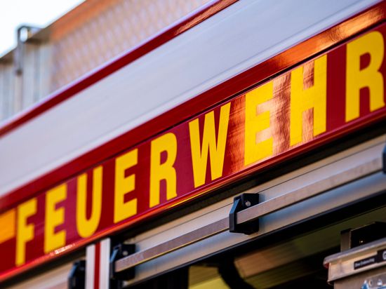 Auf dem Einsatzfahrzeug ist in gelber Farbe der Schriftzug „Feuerwehr“ zu lesen.