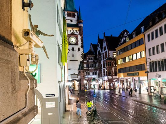 Eine Überwachungskamera ist in der Freiburger Innenstadt an einer Hausfassade befestigt.