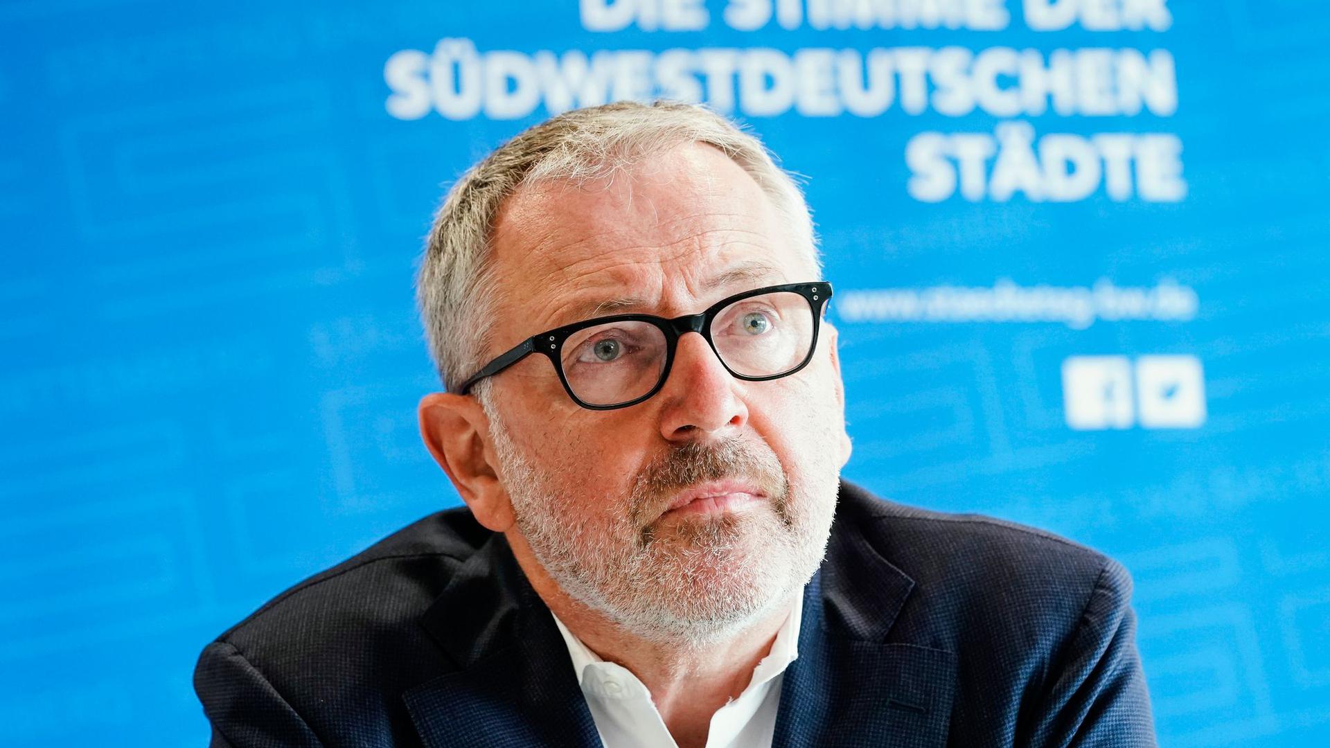 Peter Kurz (SPD), Präsident des Städtetags Baden-Württemberg, spricht bei einer Pressekonferenz.