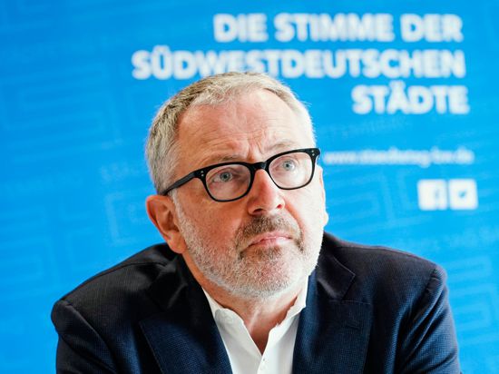 Peter Kurz (SPD), Präsident des Städtetags Baden-Württemberg, spricht bei einer Pressekonferenz.