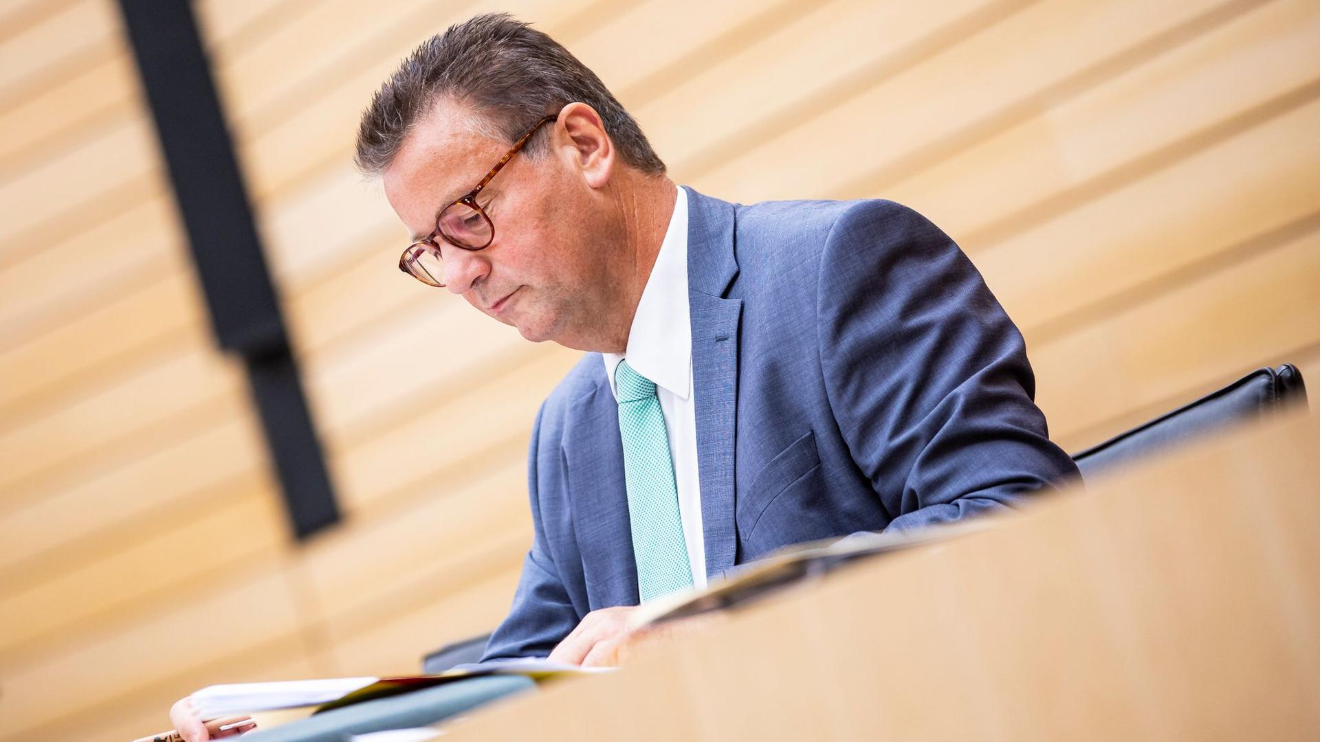 Peter Hauk (CDU), Landwirtschaftsminister von Baden-Württemberg, sitzt im Landtag.