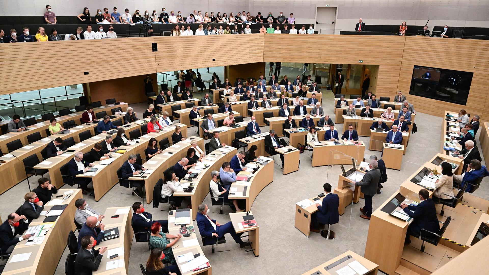 Blick in den Plenarsaal des Landtags von Baden-Württemberg.