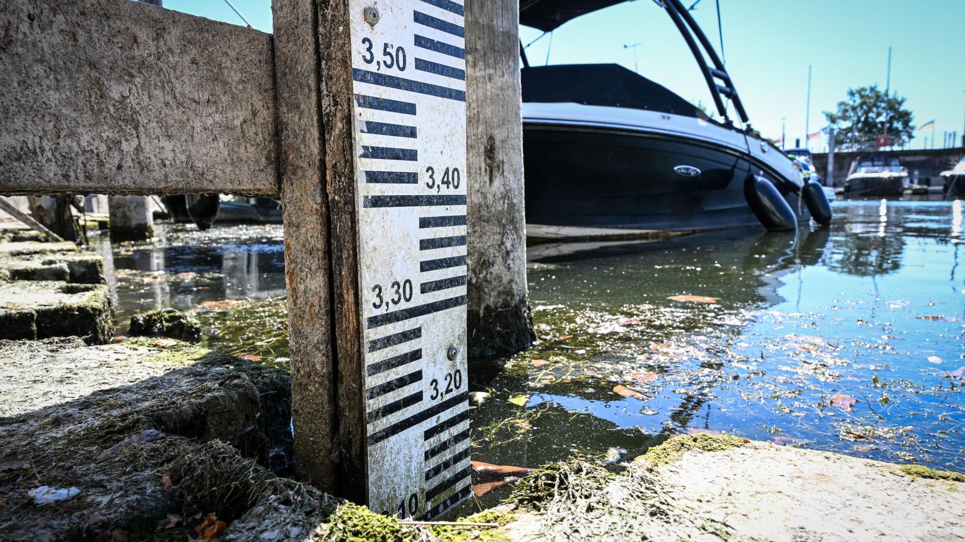 Ein Boot liegt im Hafen von Langenargen, während der Pegel des Bodensees auf unter 3,10 Meter gesunken ist.