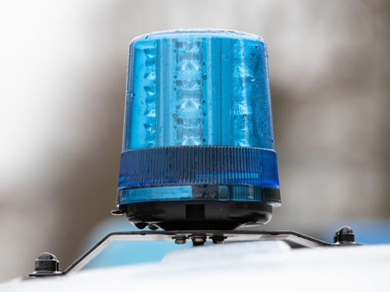 Das Blaulicht auf dem Dach eines Einsatzwagens der Polizei.