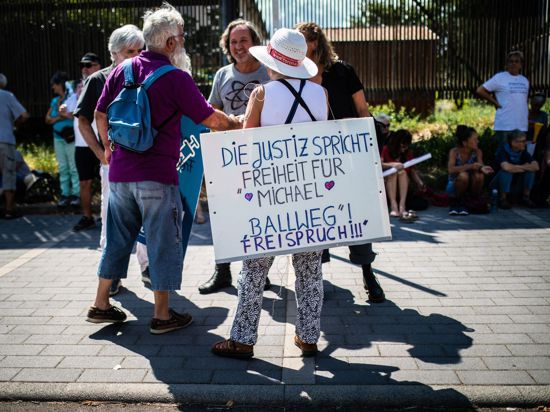 "Die Justiz spricht: Freiheit für Michael“ und „Ballweg! Freispruch!!!“ steht bei einer „Querdenken"-Demonstration auf dem Plakat.
