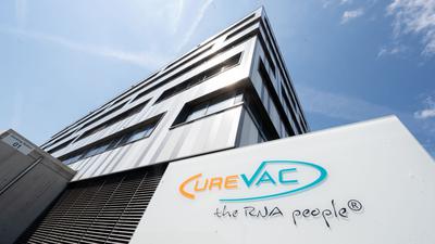 Ein Schild mit dem Logo des biopharmazeutischen Unternehmens Curevac steht vor der Zentrale in Tübingen.