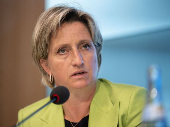 Nicole Hoffmeister-Kraut bei einer Regierungs-Pressekonferenz im Bürger- und Medienzentrum des Landtags.