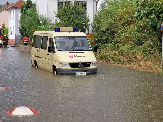 Unwetter und Gewitter sorgen am Freitag für Überflutungen in den Straßen.