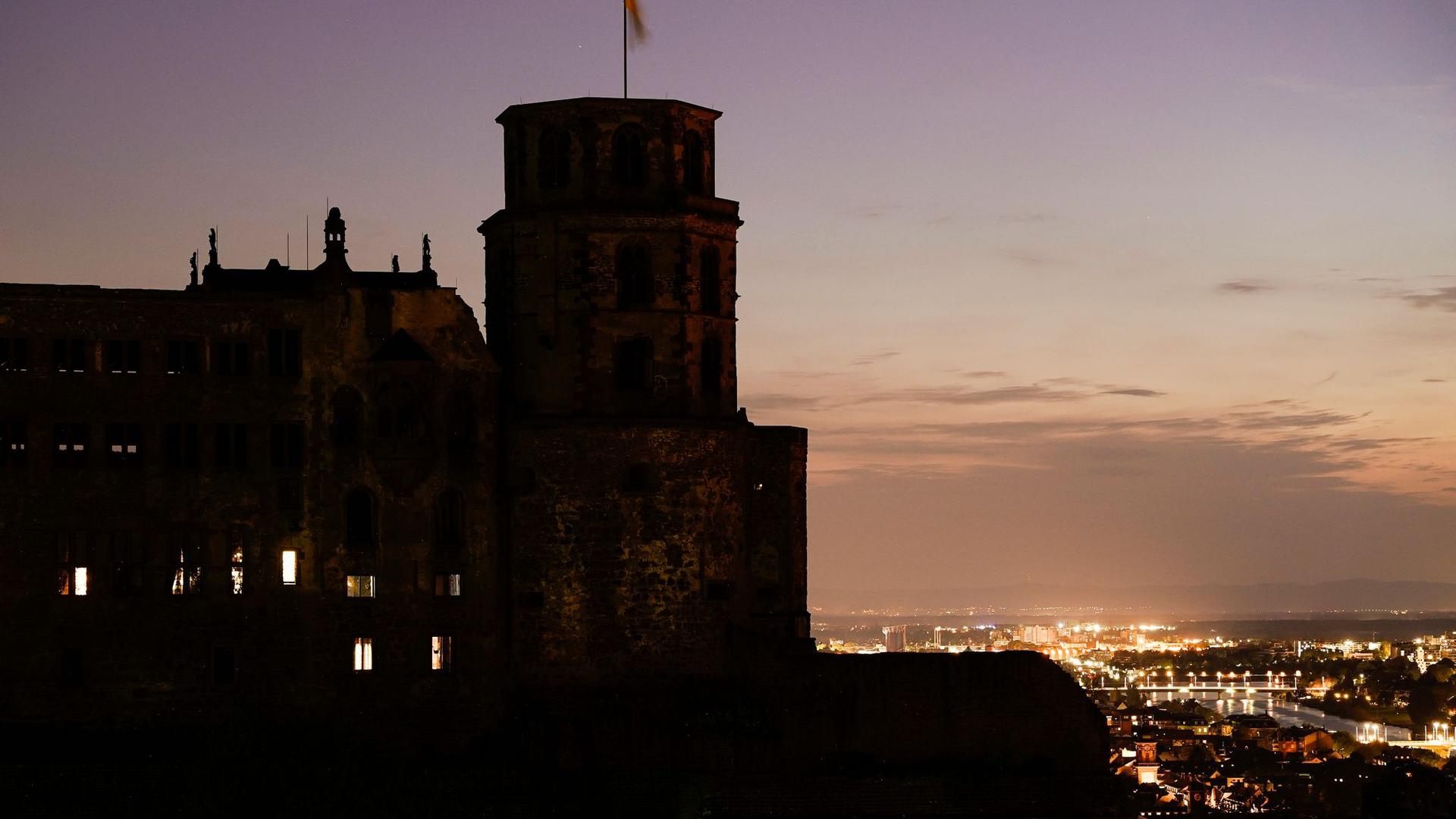 Die Silhouette des nicht mehr angeleuchteten Heidelberger Schlosses.