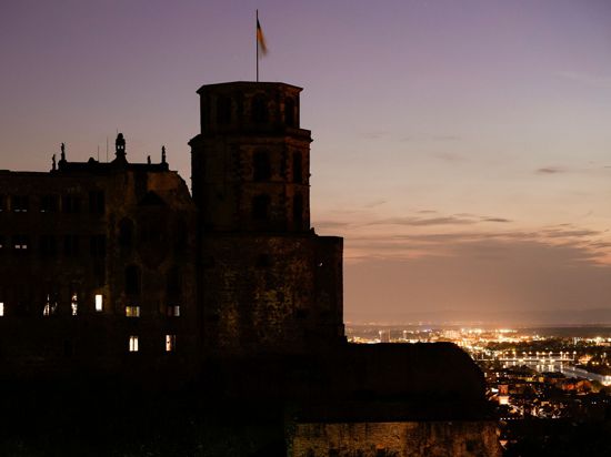 Die Silhouette des nicht mehr angeleuchteten Heidelberger Schlosses.