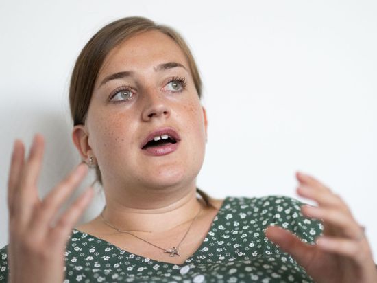 Baden-Württembergs Grünen-Parteivorsitzende Lena Schwelling gibt ein Interview.