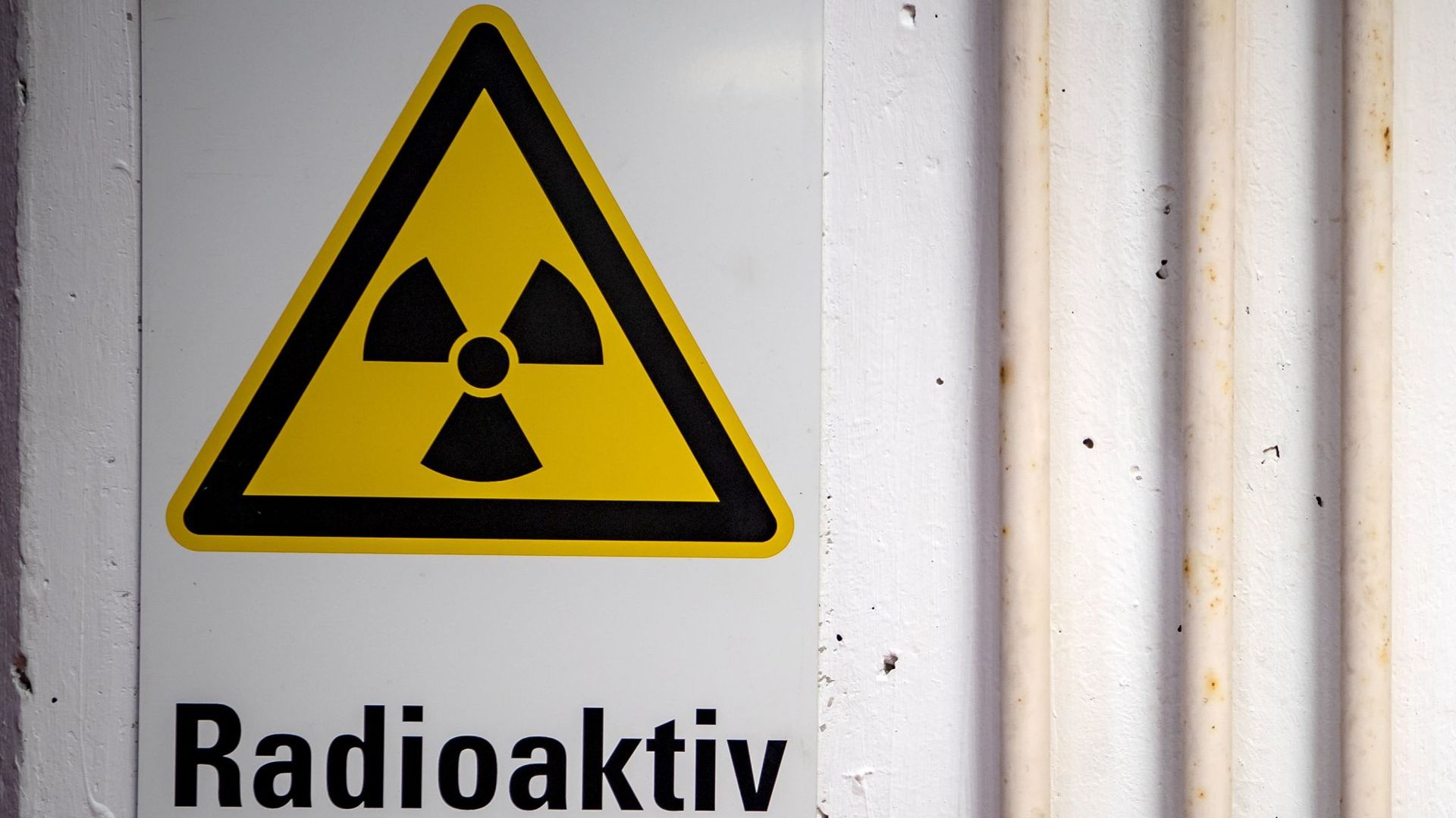 Ein Warnhinweis „Radioaktiv“ hängt an einer Wand.