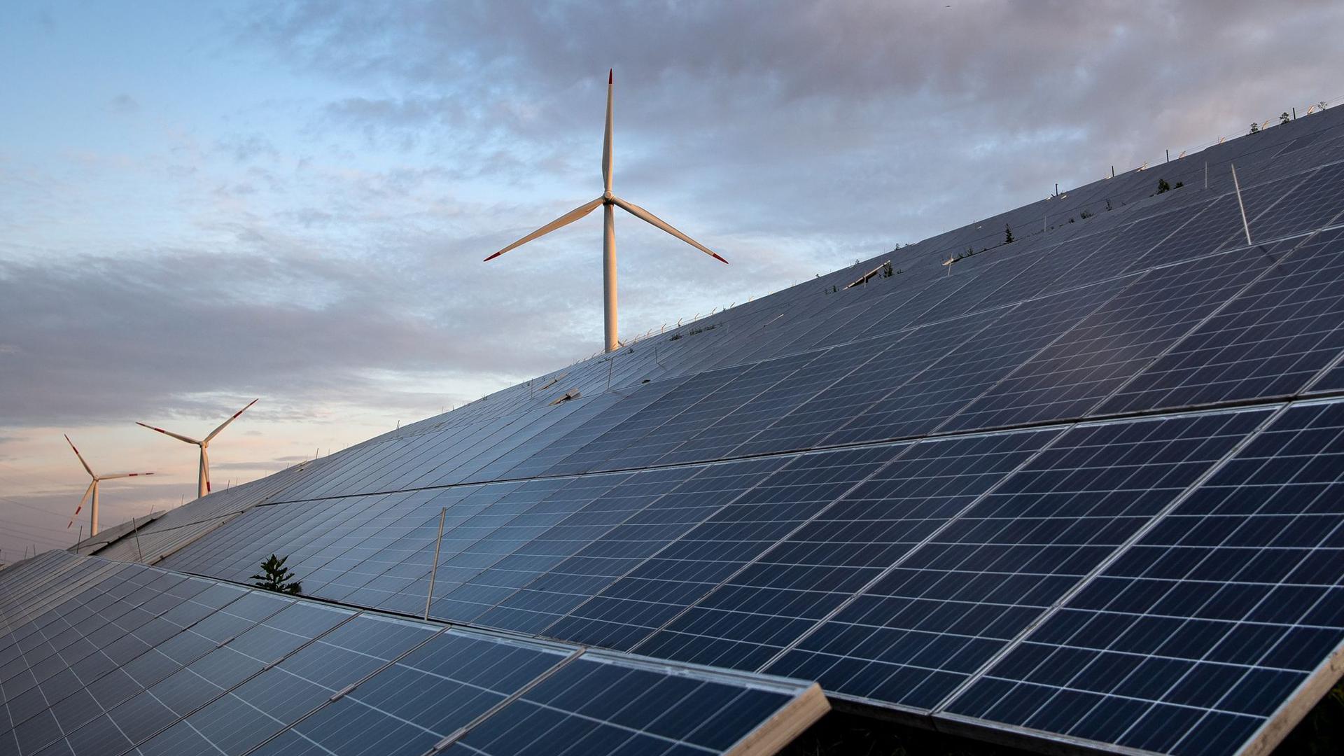 Windkraftanlagen stehen hinter Photovoltaikanlagen.