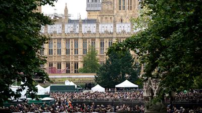 Menschenmassen in London nach dem Tod von Königin Elizabeth II.
