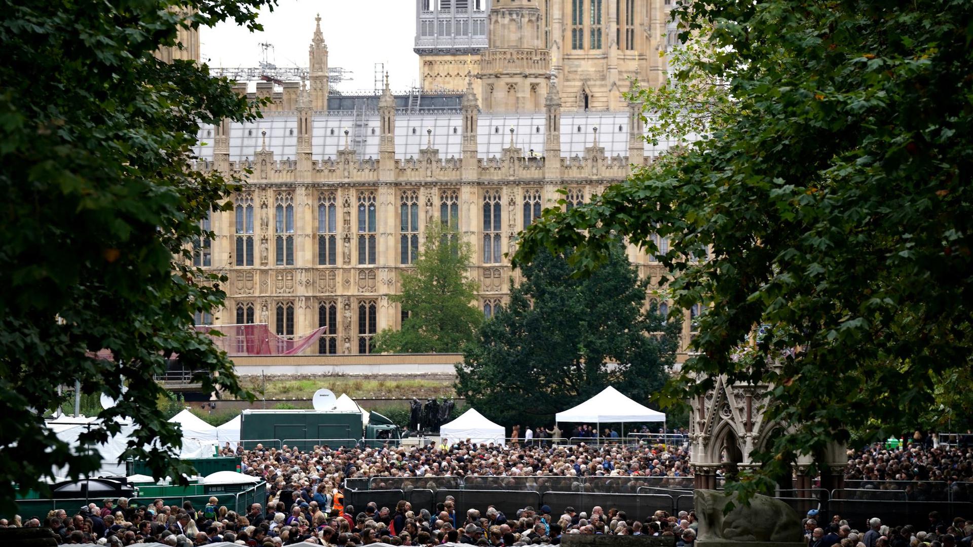 Menschenmassen in London nach dem Tod von Königin Elizabeth II.