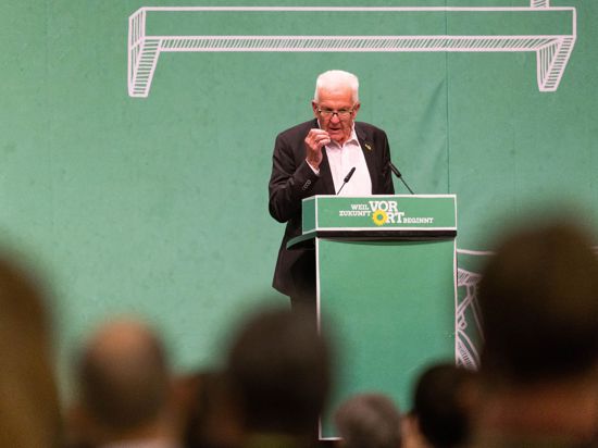 Winfried Kretschmann spricht während dem Landesparteitag seiner Partei auf der Bühne.