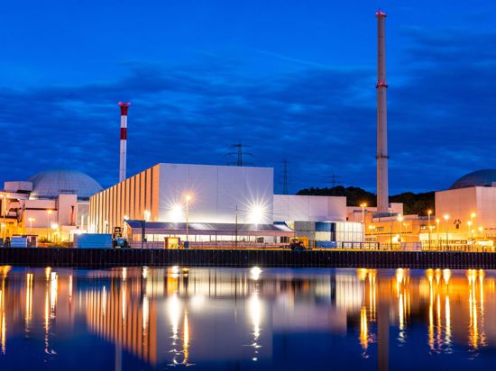 Zur blauen Stunde spiegelt sich das Kernkraftwerk Neckarwestheim im Neckar.