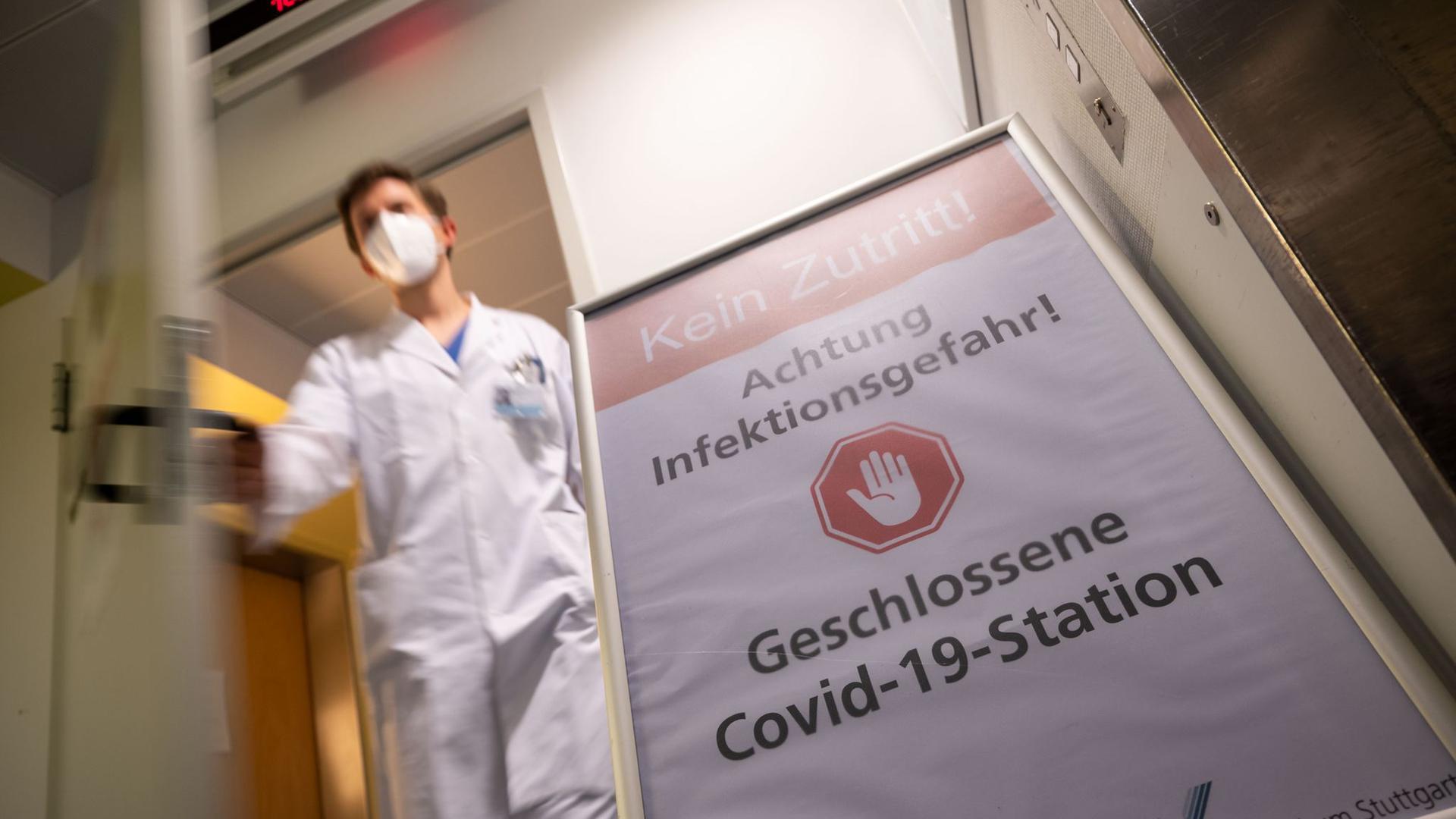 Ein Oberarzt verlässt eine Covid-19-Station im Klinikum Stuttgart.