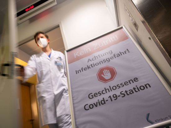 Ein Oberarzt verlässt eine Covid-19-Station im Klinikum Stuttgart.