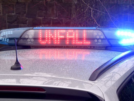 Die Leuchtschrift „Unfall“ auf dem Dach eines Polizeiwagens.