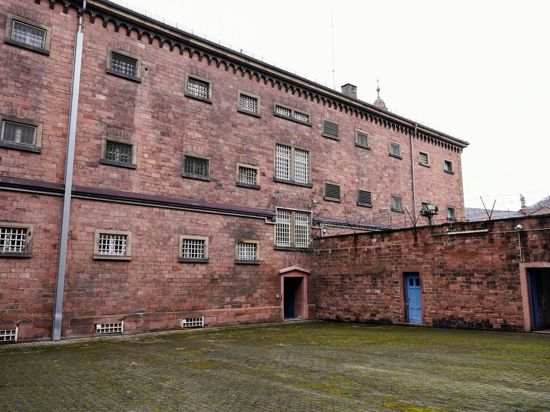 Blick auf einen Innenhof und ein Gebäude des ehemaligen Gefängnisses „Fauler Pelz“.