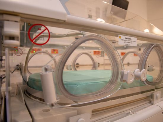 In einer Klinik steht im Kreißsaal ein leerer Inkubator.