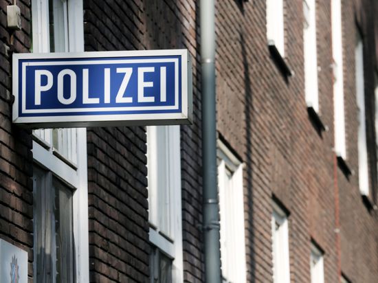 Ein Schild mit der Aufschrift „Polizei“ hängt an einem Polizeipräsidium.
